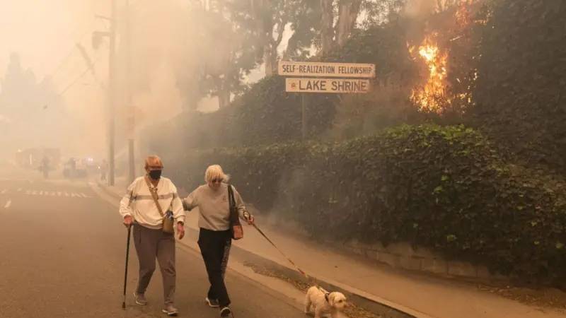 Yangınlarla boğuşan Los Angeles’ta, belediye itfaiye bütçesinde kesinti yapmış!