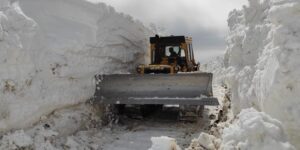 sirnakta-gunler-suren-mesai-bitti-5-metrelik-kar-asildi-iPGni8FS