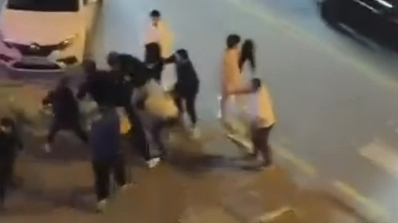 Bahçeşehir’de Sokak Ortasında Şiddetli Kavga: Tekme ve Yumruklar Uçuştu